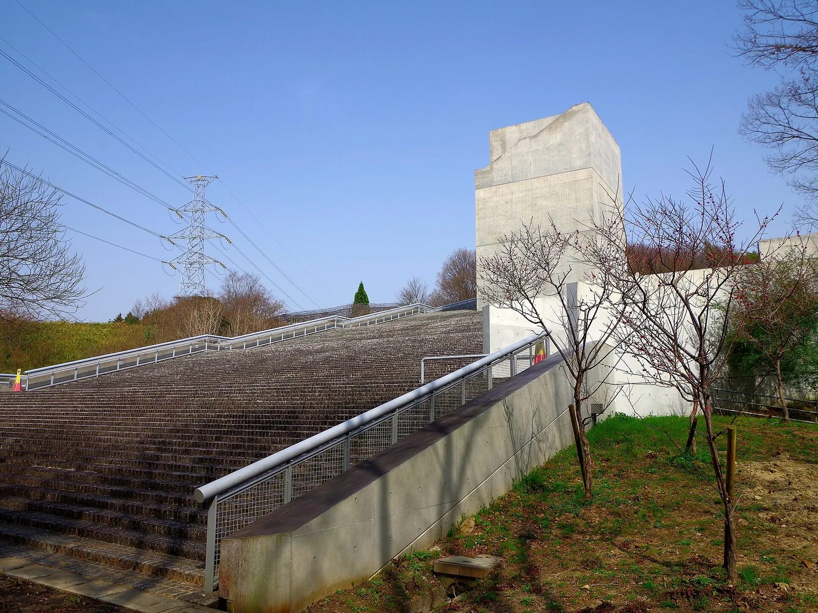 大阪府立近飞鸟博物馆的标志性建筑或景观