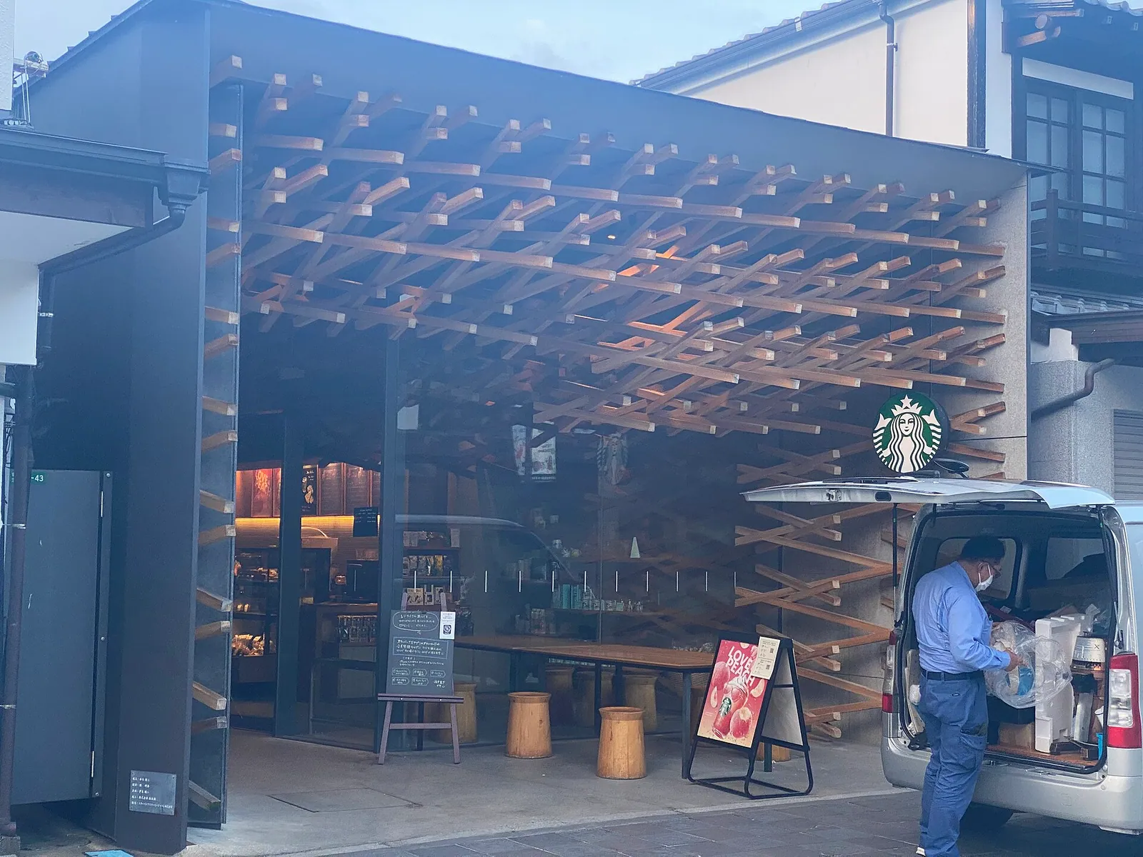 星巴克太宰府天满宫表参道店的标志性建筑或景观