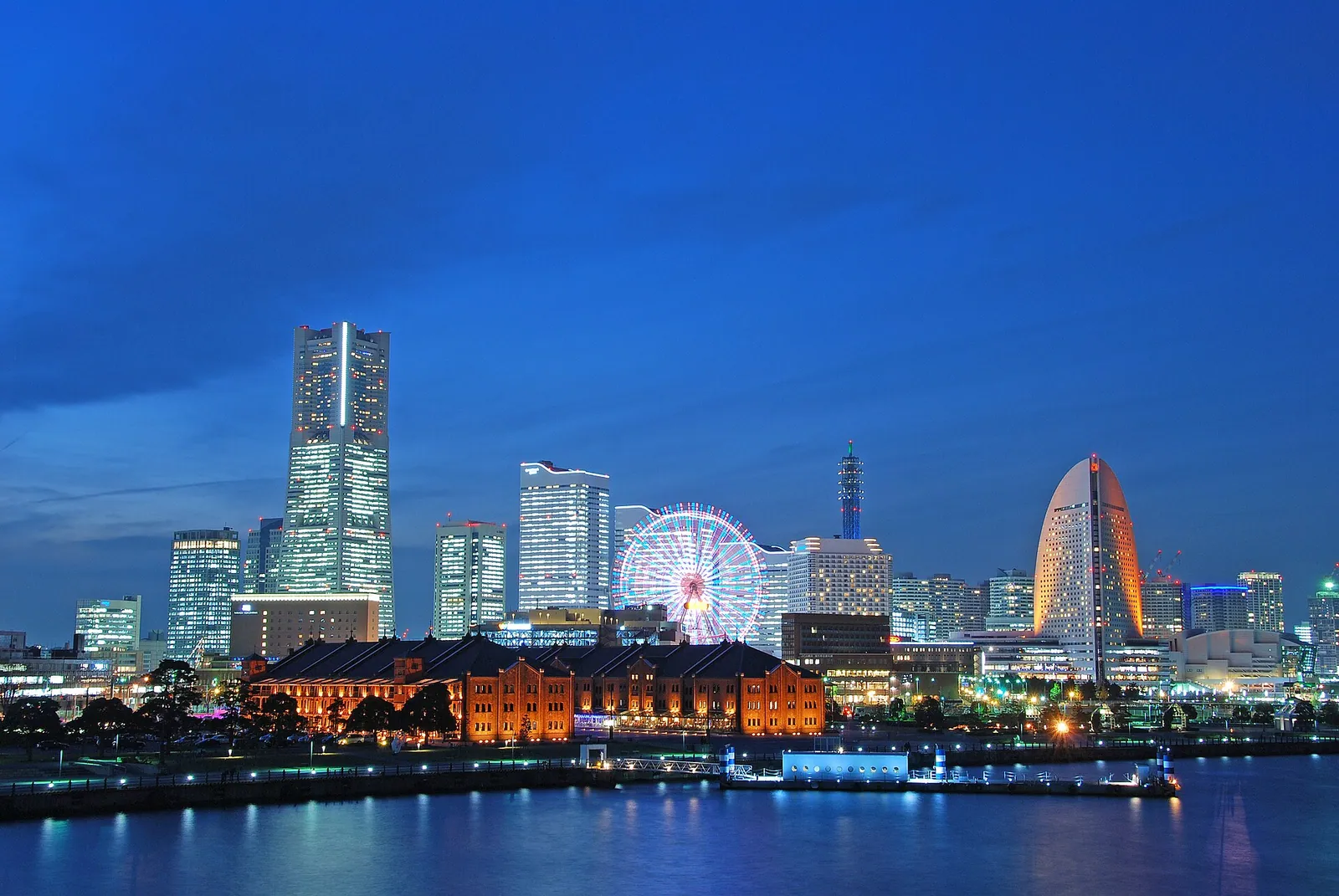 横滨港未来21的标志性建筑或景观