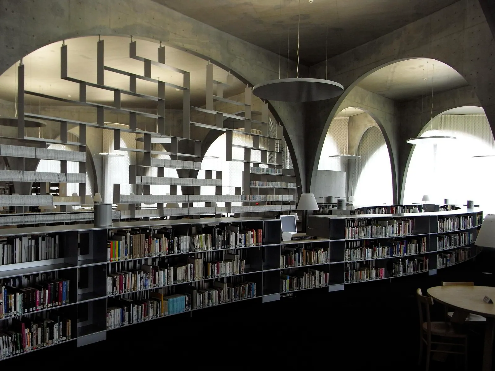 多摩美术大学图书馆的标志性建筑或景观